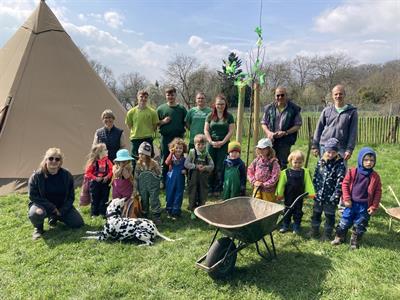 21.03.2024 - Naturgruppe der Waldorfkita nach dem Setzen von heimischen Obstbäumen, Beeren- und Blühsträuchern durch das Team um Peter Sennert