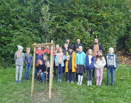 Neuer Apfelbaum für Kinder der Grundschule Amöneburg