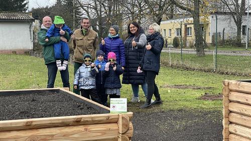 Kleine Windzwerge freuen sich über neue Hochbeete